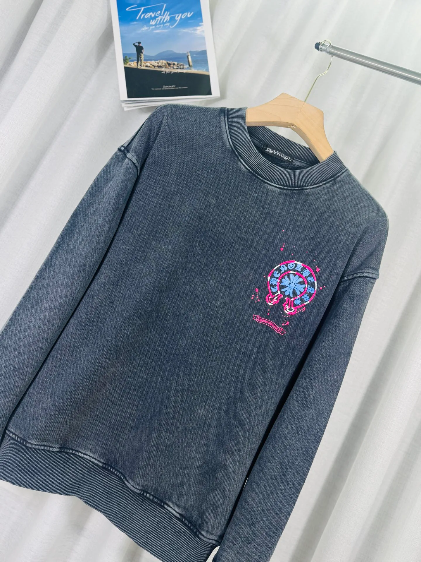 P270 top version, real shot without P, ​​different from market currency) 𝗖𝗵𝗿𝗼𝗺𝗲 𝗛𝗲𝗮𝗿𝘁𝘀/Croxin 2025 3D three-dimensional autumn and winter new original single counter American laser burnt 3D offset printing couple casual sweatshirt 👑The highest version! Customized fabric 430g tripe terry fabric! American pickling and distressing, fried snowflakes, 3D offset printing, best-selling model at the counter, very comfortable to wear. Accessories: original molded and authenticated collar label➕100% silk wash water label. Genuine purchase-grade original hangtag➕matching hanging rope➕3D hanging beads➕original packaging bag. Craftsmanship: The original version has consistent wiring! The highest version of the armhole matching technique! Color: Gray Black Size: S M L XL Style No.: 9317